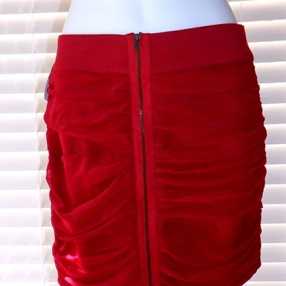 Sexy ruched red front zip mini skirt - Picture 3 of 3